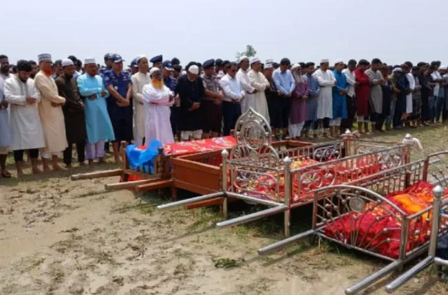 ঈদযাত্রায় ট্র্যাজেডি: রডের নিচে চাপা পড়ল মান্দার ৯ ফেরিওয়ালার স্বপ্ন, শোকে স্তব্ধ এলাকাবাসী